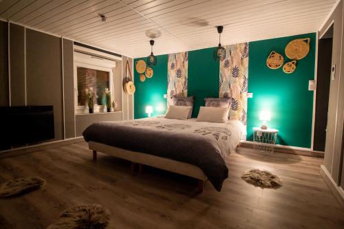 オダンクールにあるO LOFTの緑の壁、ベッド付きのベッドルーム1室