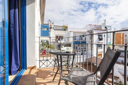 balcón con mesa, sillas y vistas en Lucas House Apartments by Sitges Group, en Sitges