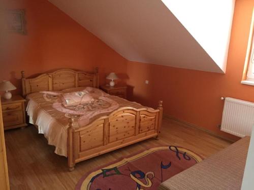 Een bed of bedden in een kamer bij Apartman u Puškina