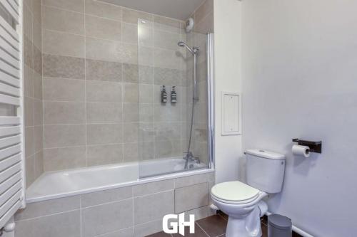 uma casa de banho com um chuveiro, um WC e uma banheira em Le Season - Bel appartement - Proche Disney & Paris RER E em Villiers-sur-Marne