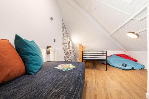 une chambre avec un lit avec un oreiller bleu dans l'établissement travelski home select - Résidence & Hostel Yoonly & Friends, à Risoul