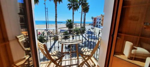 een balkon met uitzicht op het strand en de palmbomen bij AR27-1 A un paso del mar in Villajoyosa