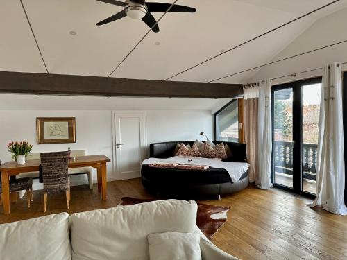 1 dormitorio con cama, mesa y sofá en Appartment Via Claudia, en Schongau