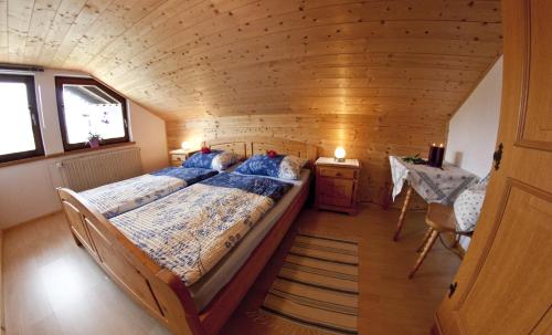 ein Schlafzimmer mit einem Bett in einem Blockhaus in der Unterkunft Sonnenhäusle Klaus und Sabine Schmid in Immenstadt im Allgäu