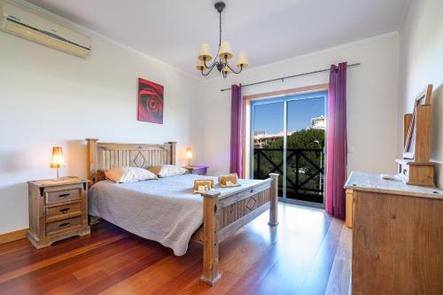1 dormitorio con cama y ventana grande en Apartamento Corcovada by Umbral, en Albufeira