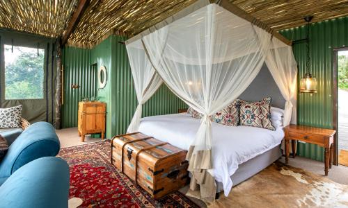 una camera con letto a baldacchino di Camp Figtree by The Oyster Collection ad Addo