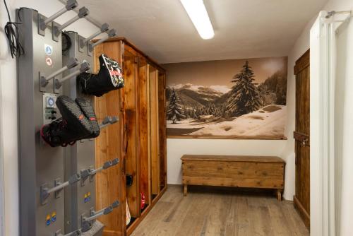 瓦爾圖爾嫩凱的住宿－Bilocale nel cuore del Cervino，走廊上设有滑雪设备门的房间