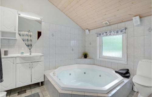 OksbølにあるAwesome Home In Oksbl With 4 Bedrooms, Sauna And Wifiの白いバスルーム(バスタブ、トイレ付)