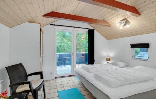 OksbølにあるAwesome Home In Oksbl With 4 Bedrooms, Sauna And Wifiのベッドルーム1室(ベッド1台、椅子、窓付)