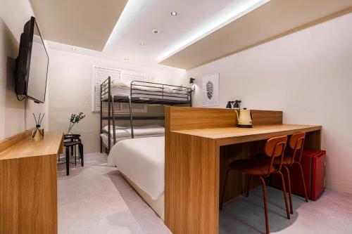 Телевизор и/или развлекательный центр в Hotel Less Seoul