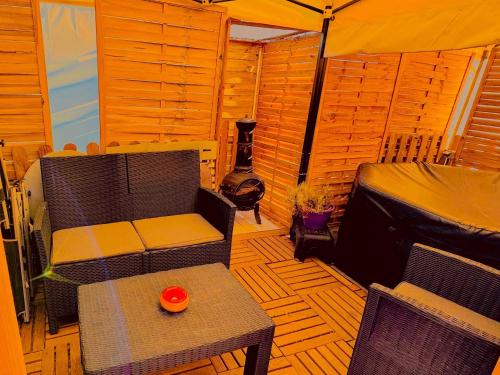 Χώρος καθιστικού στο Résidence CAENEE, le dépaysement Naturiste en été avec l'atypique studio climatisé "vintage" en sous pente, sa "paillote" avec jacuzzi, entouré de verdure, planchagrill, transats, vélos gratuits, wifi 5G, Travel Proud LGBTQI, chiens admis
