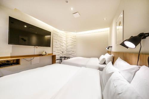 Кровать или кровати в номере Hotel Less Seoul