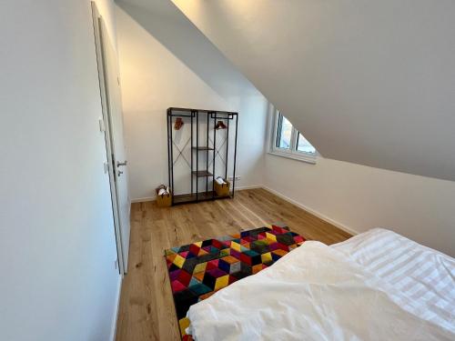 um quarto com uma cama e um berço num quarto em Apartment Lili-PS5-Terrace-View-Bright-Kitchen-2xBedroom em Offenbach
