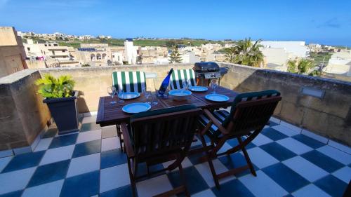 d'une table et de chaises sur un balcon avec vue. dans l'établissement Qala Bed&Breakfast with swimming pool - IL-Wenniessa, à Qala