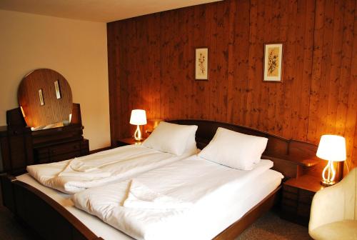 2 letti in camera d'albergo con 2 lampade di Rooms with Private bathrooms a Saas