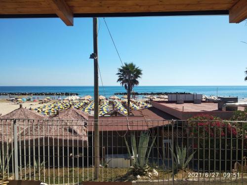 Ein allgemeiner Meerblick oder ein Meerblick von des Campingplatzes aus