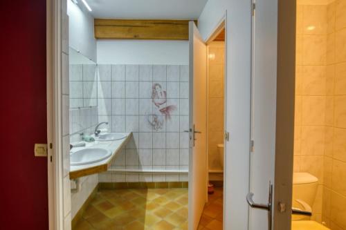 ein Bad mit einem Waschbecken und einem WC in der Unterkunft So Villa Gite passe vite in Vivoin