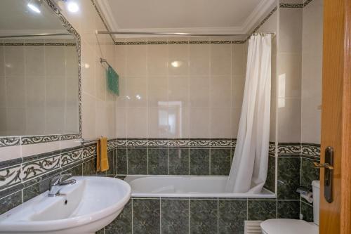 y baño con bañera, lavabo y aseo. en Torre da Aldeia by Umbral, en Albufeira