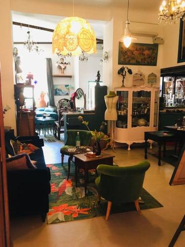 LOFT D ARTISTES AVEC PATIO AU PORT DE NICE