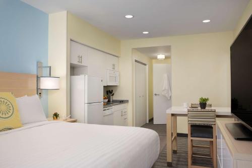a bedroom with a large bed and a kitchen at Sonesta ES Suites New Orleans Downtown in New Orleans