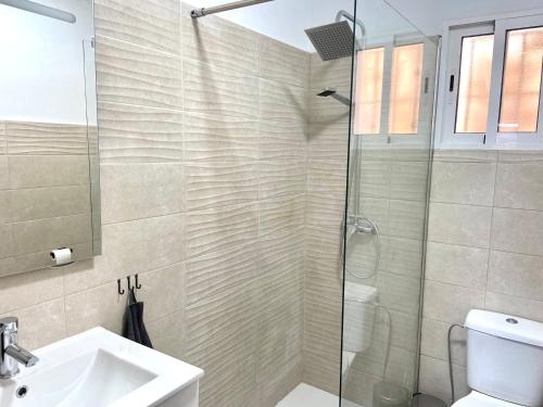 y baño con ducha, lavabo y aseo. en Casa El Barranco By Solymar Holiday, en Vélez-Málaga