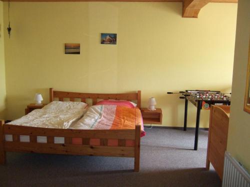 ein Schlafzimmer mit einem Bett und einem Tisch darin in der Unterkunft Ferienhof Nickelswarft Fewo 2 in Poppenbüll