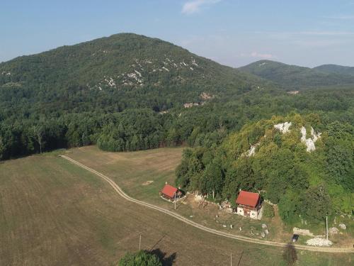 une vue aérienne sur une maison sur une montagne dans l'établissement Holiday Home Jela, à Gospić