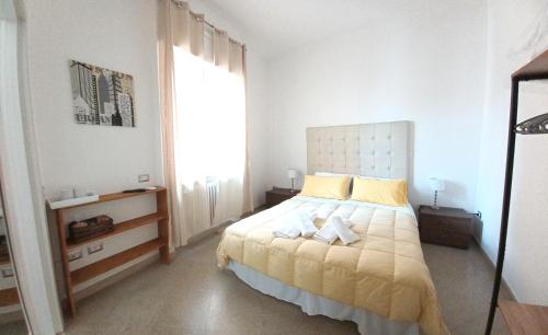 sypialnia z łóżkiem i dużym oknem w obiekcie La Dimora dei Professori DiffusHotel w mieście Lecce