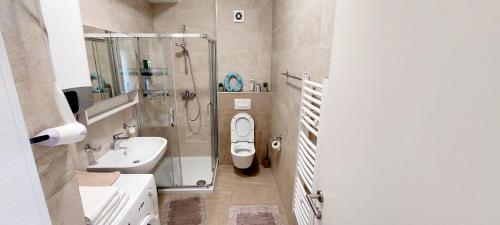 W łazience znajduje się prysznic, toaleta i umywalka. w obiekcie Extra Apartment town centre w mieście Banja Luka