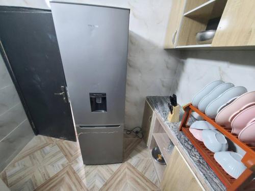Una cocina o zona de cocina en Spacious 2-bed Apt With 24hrs Power+ Unlimited Wi-Fi