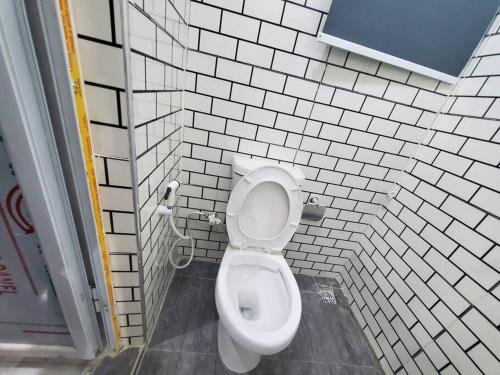 Un baño de Spacious 2-bed Apt With 24hrs Power+ Unlimited Wi-Fi