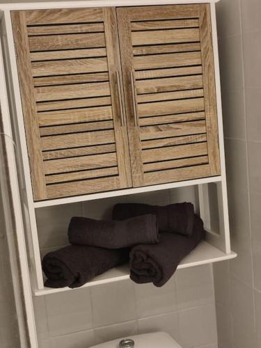 un porte-serviettes avec des serviettes dans une salle de bain dans l'établissement Studio - Phalènes proche CID, à Deauville