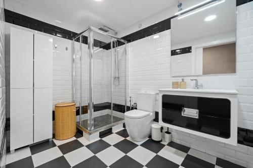 een badkamer met een douche, een toilet en een wastafel bij Ametlla by enjoy Rocas Doradas in L'Ametlla de Mar