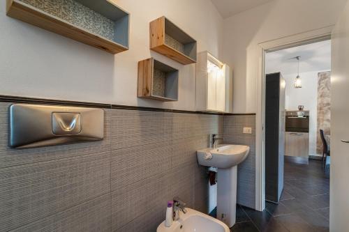 A bathroom at Open Space nel Sulcis