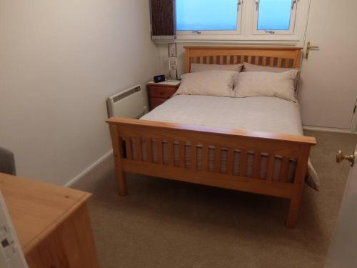 Katil atau katil-katil dalam bilik di Near Center of Aberdeen with Parking
