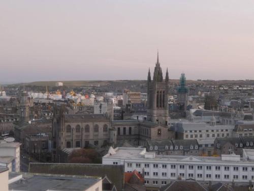 een uitzicht op een stad met een klokkentoren bij Near Center of Aberdeen with Parking in Aberdeen