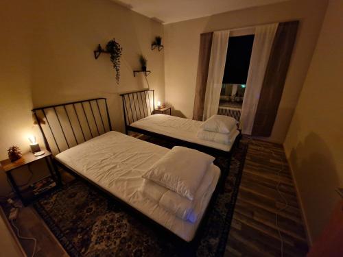 2 łóżka w małym pokoju z oknem w obiekcie The High Coast House w mieście Örnsköldsvik