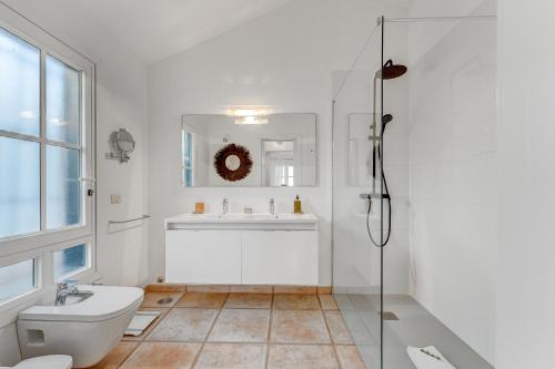 Ένα μπάνιο στο Charming Villa with private and heated pool