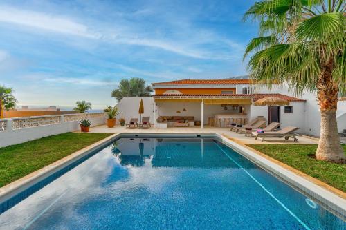 Charming Villa with private and heated pool