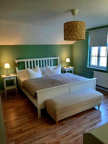 Una cama o camas en una habitación de Glashüttchen mit 2 Schlafzimmern, Sauna und schönem Garten