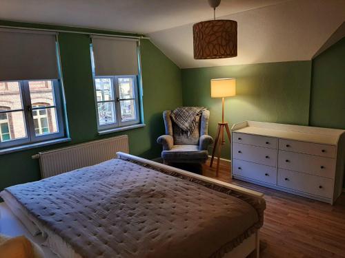 Una cama o camas en una habitación de Glashüttchen mit 2 Schlafzimmern, Sauna und schönem Garten