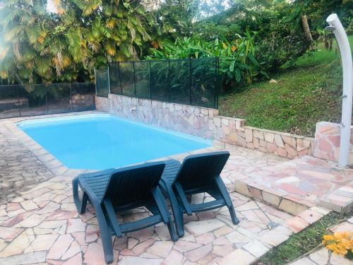 Stolní tenis v ubytování Charmant bungalow avec piscine nebo okolí