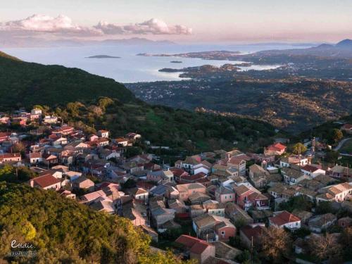 una vista aérea de una pequeña ciudad en una colina en Elia Studio, en Sokrákion