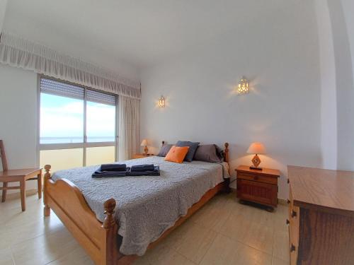 ポルティマンにあるLove Beach View Três castelos 8のベッドルーム1室(ベッド1台付)が備わります。