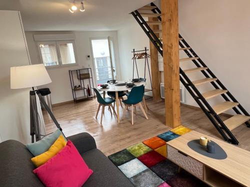 uma sala de estar com um sofá e uma mesa em Appartement 6 - hyper-centre Agen avec Garage em Agen
