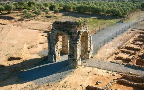 an old building on the side of a road at Vía Caparra Superior in Oliva de Plasencia