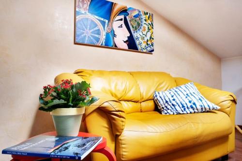 Χώρος καθιστικού στο Daniele's Suite. Etna, Sea & much more...