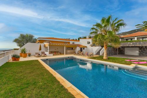 Πισίνα στο ή κοντά στο Charming Villa with private and heated pool