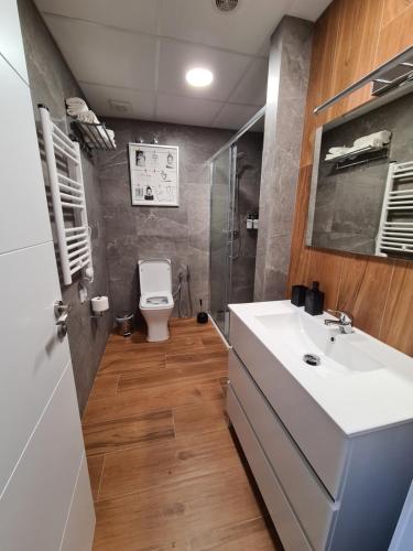 Ένα μπάνιο στο Hlius Brand New Apartments