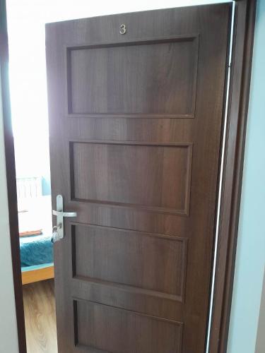 a wooden door in a room at Willa Dniestrzanka in Krynica Zdrój